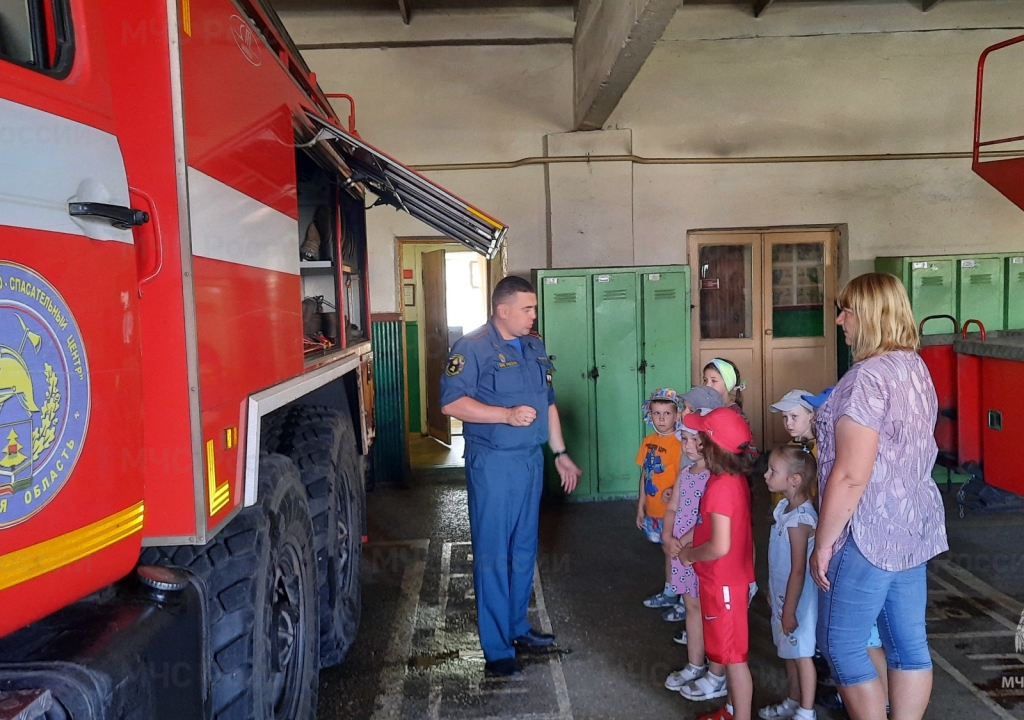 Унечские дошколята побывали на экскурсии в пожарно-спасательной части